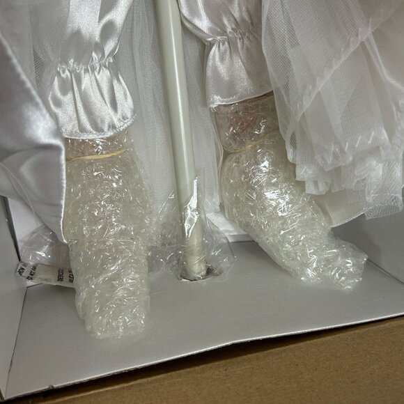 Ashton Drake “Winter Romance” Sandra Bilotto Porcelain Bridal Doll - NIB - Picture 6 of 10